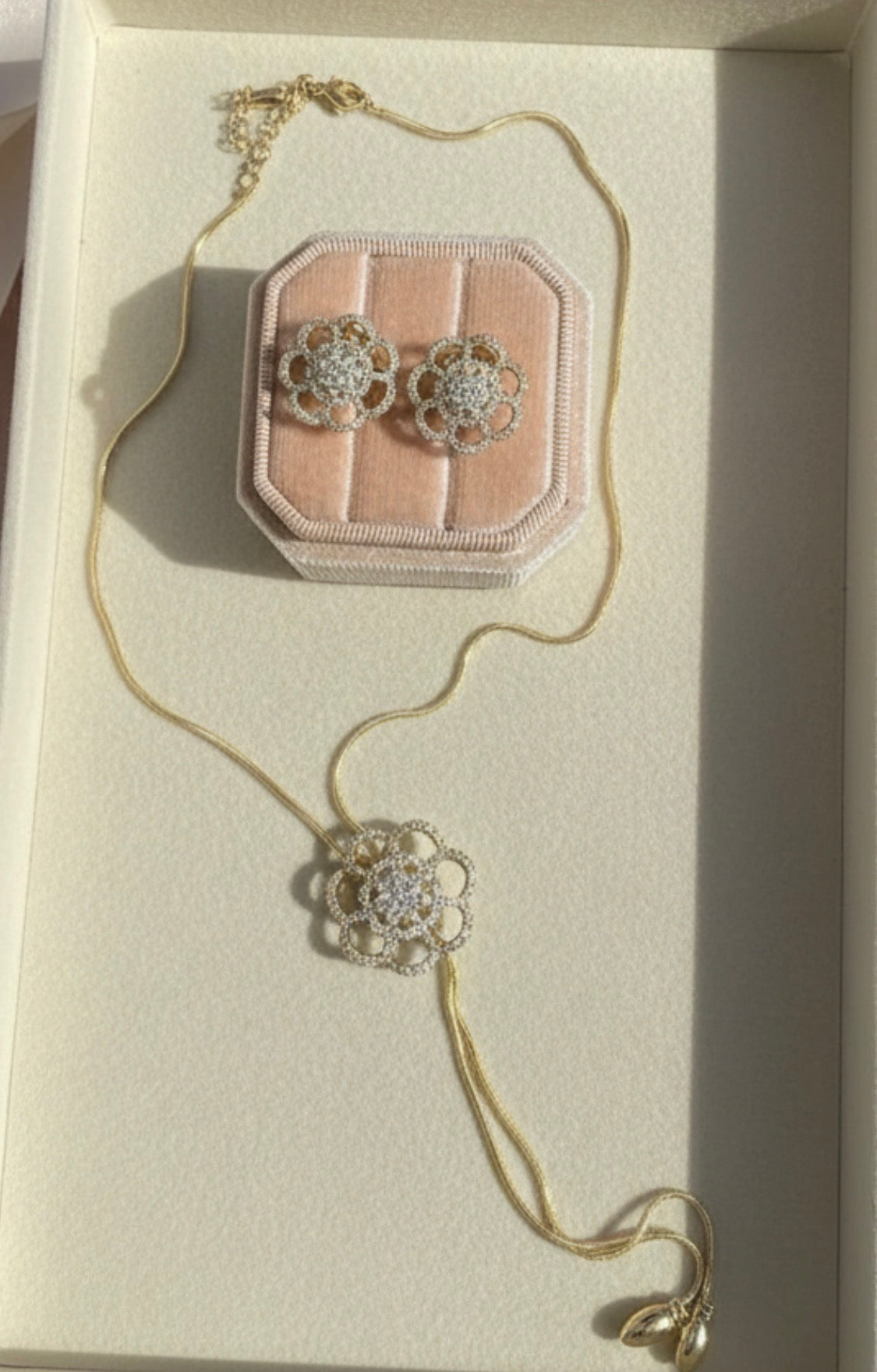Adjustable flower zirconia set