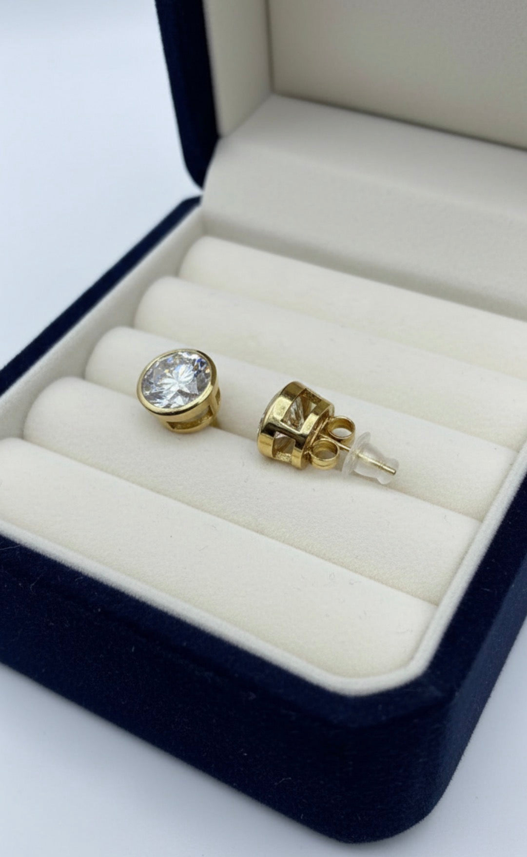 Round zirconia stud earrings
