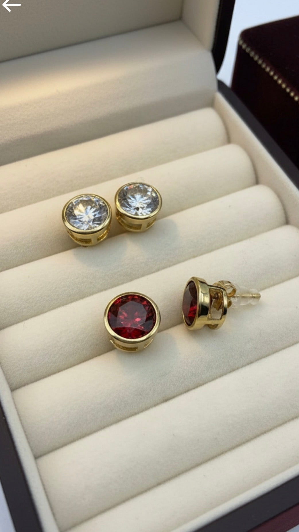 Round zirconia stud earrings